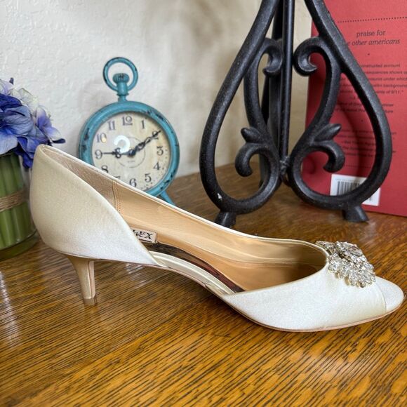 Badgley Mischka Macie Ivory Satin Embellished D’Orsay Peep Toe Shoes Sz9 Wedding - Picture 6 of 14